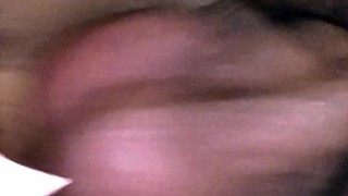 Oso se folla a latino sin condón y le llena el culo de leche