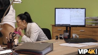 VIP4K. Bruna non può dire di no al prestatore se vuole ottenere soldi