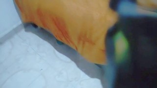 Mi vecino me folla mientras el cornudo de mi novio no esta