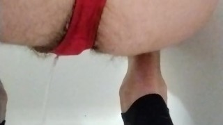 Haciendo pis con tanga 