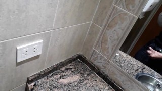 Me pide que me masturbe en el trabajo y luego le de la leche!