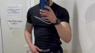 Показал задницу в туалете