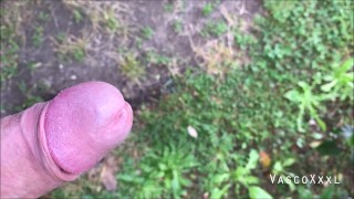 Piss show outdoor in public garden