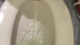 包茎チンチンが催して、地下鉄のトイレの個室で放尿。