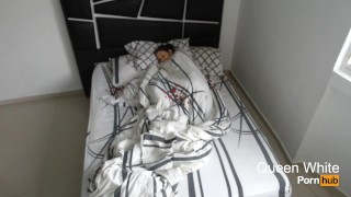 Entra en la habitación de sus amigos