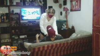 folla a profesor en sala de profesores para aprobar materia