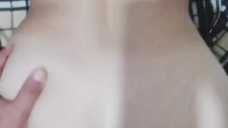 Me follo a la zorra de mi hermanastra en cuatro mientras su madre está abajo