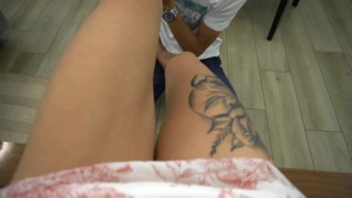 Szczęściarz liże stopy uroczej dziewczynie