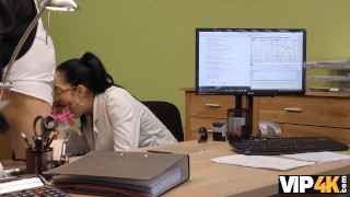 VIP4K. La morena no puede decirle que no al prestamista si quiere obtener dinero