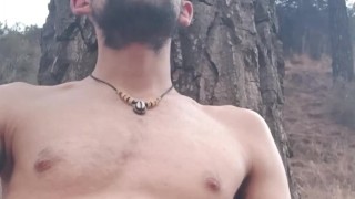 Me desnudo en el bosque y me pongo a pajearme y me sale mucha LECHE
