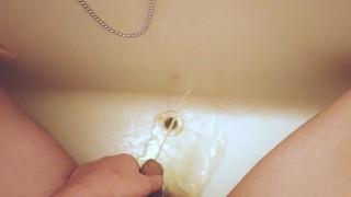 素人/個人撮影　お風呂場でおしっこ。お風呂の神様、ごめんなさい…