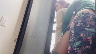 Mi amigo y yo nos follamos en el balcón del apartamento de la abuela!