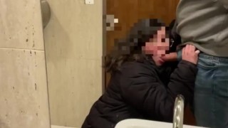 Chupando la polla de mi hermanastro en el cine