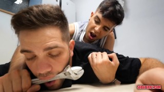 al fontanero se le ve la tanga y se lo culean rico