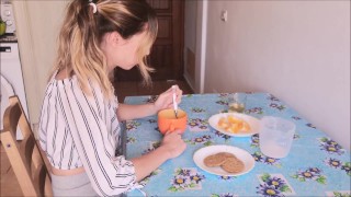 Necesito orinar con urgencia sobre mi novia mientras ella desayuna