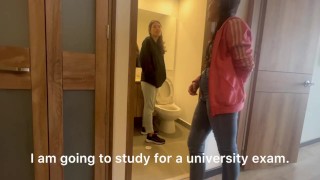 Mi amigo me deja sola en la casa de la tía caliente y follamos en el baño