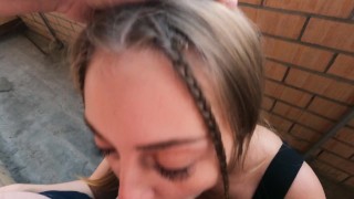 ЗАЕБАЛА КУРИТЬ ЭЛЕКТРОНКУ НА БАЛКОНЕ. КОНЧИЛ В НУТРЬ и РОТ Сводной СЕСТРЕНКИ