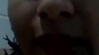 Mis padres a fuera del baño y masturbándome 