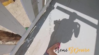 Moglie in costume al mare con il cazzo del bagnino più gustoso del marito cornuto sotto l'ombrellone
