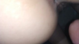 Возбужденная кузина любит трахать черного парня и позволяет ему засунуть свой BBC в ее белую задницу