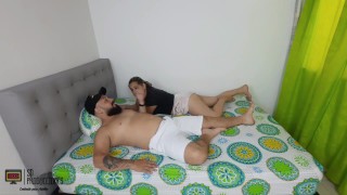 Le pido un consejo a mi hermanastra sobre el tema del sexo - Parte 1 - Porno en Español