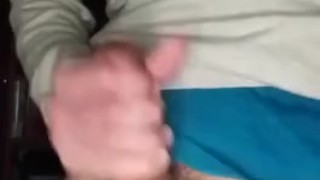 Jovencito pajeandose en la habitación