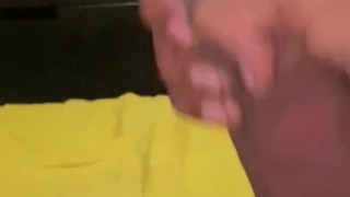 Me la jalo mientras no hay nadie