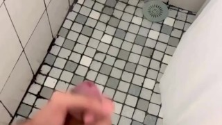 Masturbandome solo en la ducha 