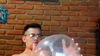 Chacal activo se masturba con un globo de condón y saca mucho semen 