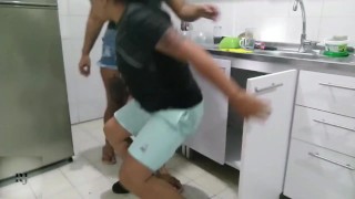 pedi un plomero macho y me llego una arrecha, pero bn rico que me comio el coño