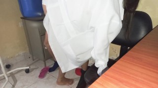 Счастливый пациент больницы трахает медсестру