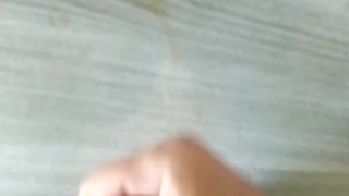 Bonne branlette devant un bon porno avec éjaculation