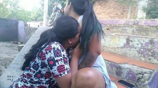 la manicurista me da una rica mamada en publico