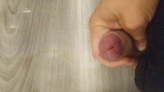 Une bonne branlette avec éjaculation en pensant à mon plan cul