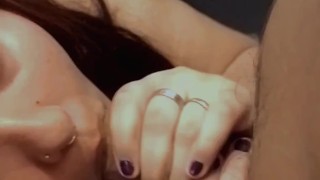 Me arrodillo para mamarsela bien rico en el baño 