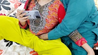 PAKISTANI REAL HUSBAND WIFE WATCHING DESI PORN ON MOBILE THAN HAVE ANAL SEX , CLEAR HINDI AUDIO