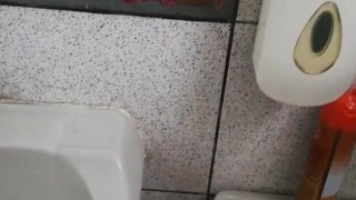 Alumno se masturba en el baño del colegio/ Student masturbates in the bathroom at school