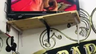 Se masturba viendo porno 