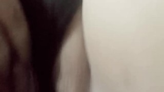 Anfitriona chubby se masturba para ti