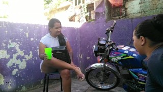 ayudo a mi hermanastra a lavar la moto y me hace un oral en la calle parte 1
