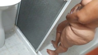 en mi madrastra mientras se ducha