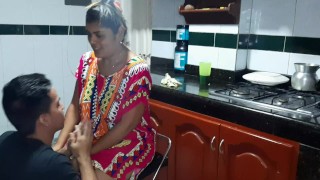 Probando el rico coño de mi madrastra en la cocina