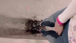 散歩中に我慢出来なくなっておしっこをジーンズにお漏らし