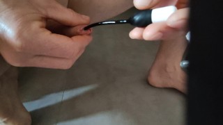 Je me plug la bite pour la première fois. Plug urétral 