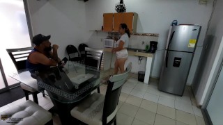 El cachondo de mi jefe me da un dinero extra a cambio de follármelo - Porno en Español