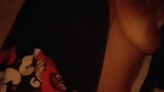 Dee Rogu muestra sus grandes tetas con hambre de verga