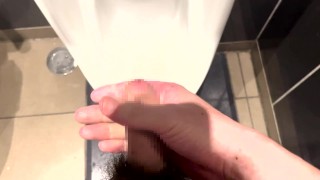 巨根男子のおしっこ映像