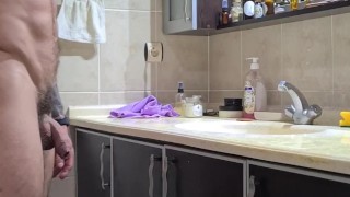 Качок выёбывается перед зеркалом