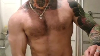 Хуястый качок дрочит в душе