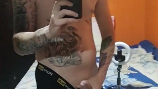 Sensualizando em frente ao espelho 